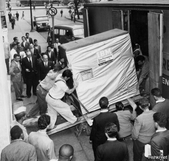 IBM отправляет  покупателю жесткий диск на 5 Мб, 1956 год