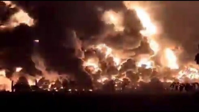 Адский пожар и взрыв на нефтеперерабатывающем заводе попали на видео