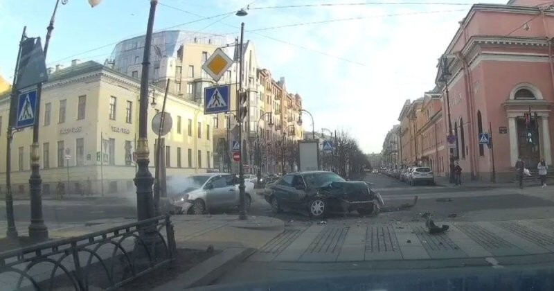 Жесткое столкновение на перекрестке в Санкт-Петербурге  