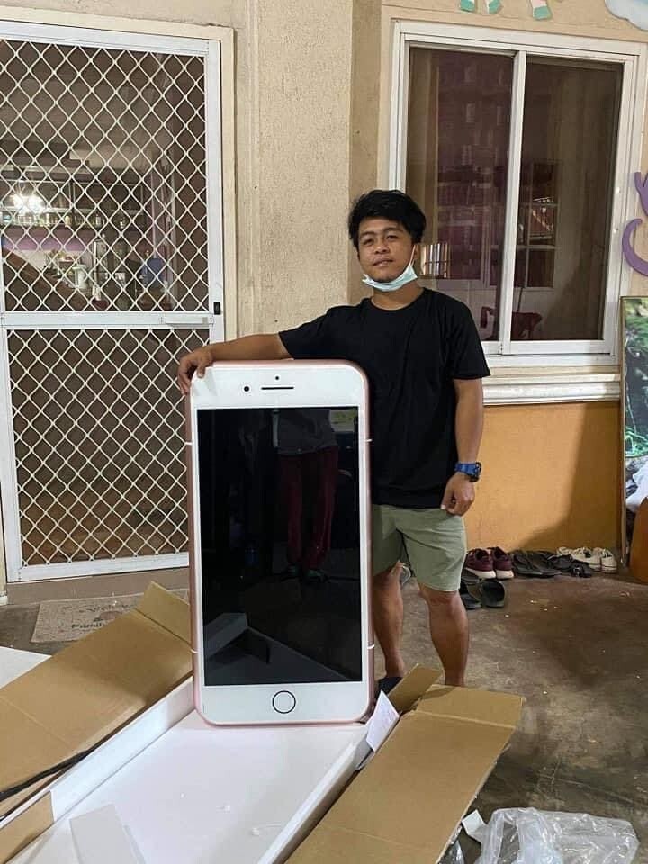 Подросток заказал в интернете дешевый iPhone, а тот оказался столиком в виде смартфона