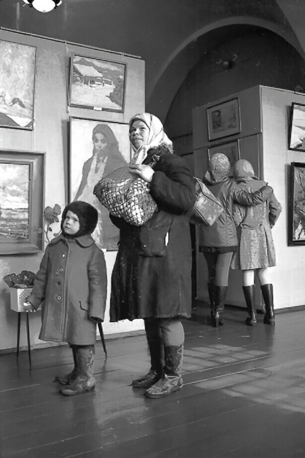 В картинной галерее. Автор фото Владимир Синев. СССР. 1970-е.