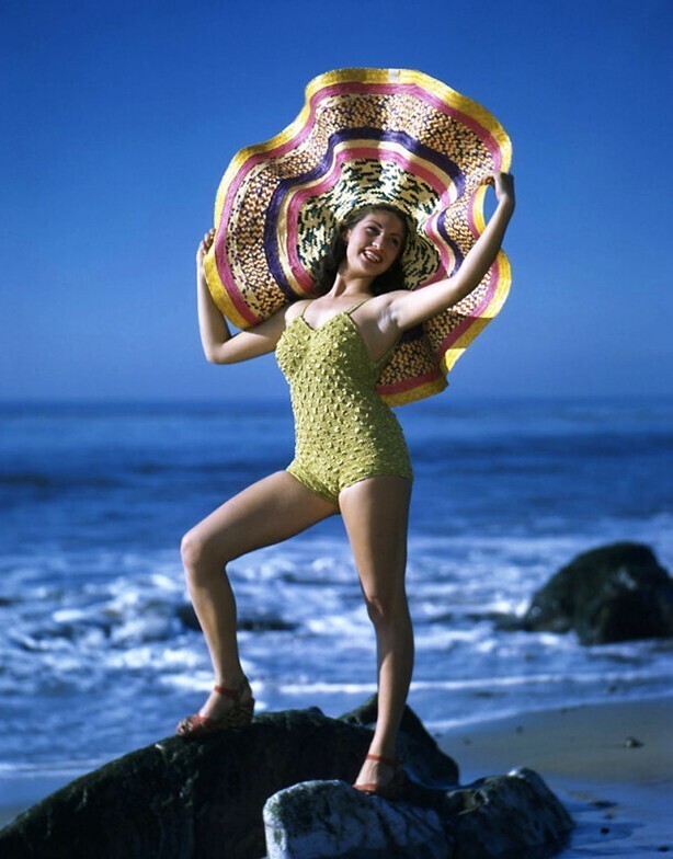 Девушка в большой шляпе и модном купальнике, 1950-е