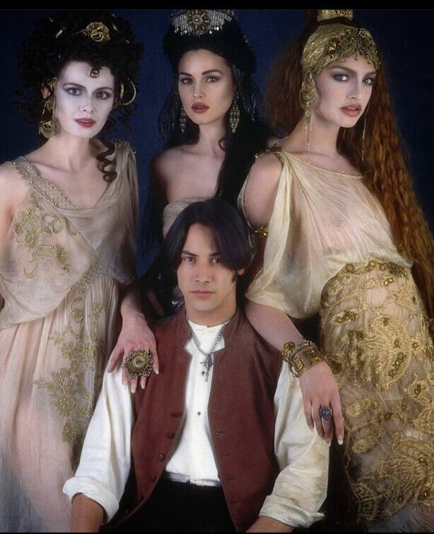 Флорина Кендрик, Моника Беллуччи, Микаэла Берку и Киану Ривз для фильма "Дракула Брэма Стокера" 1992 года.