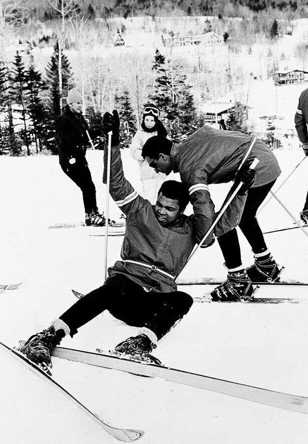 Кассиус Клей, более известный под именем Мохаммеда Али пытается кататься на лыжах. Вермонт, 1970 год