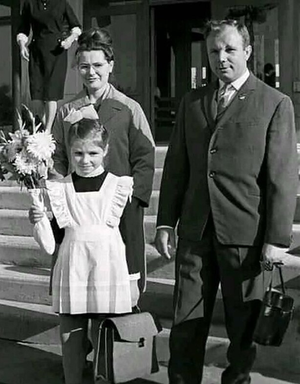 Юрий Гагарин с женой ведут дочку в первый класс, 01.09.1966