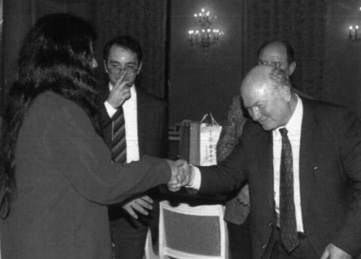 5. Лидер секты "Аум Синрике" приветствует Юрия Лужкова на открытии филиала, Москва, 1992 год