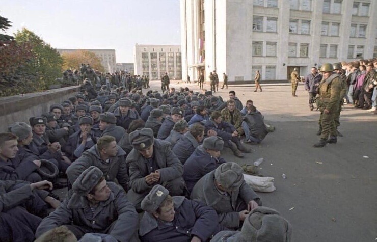 6. Арестованные милиционеры из охраны Верховного Совета, Москва, 4 октября 1993 года