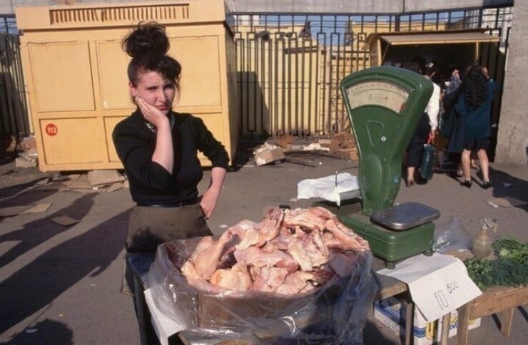 12. Женщина продает американские куриные окорочка, 1996 год