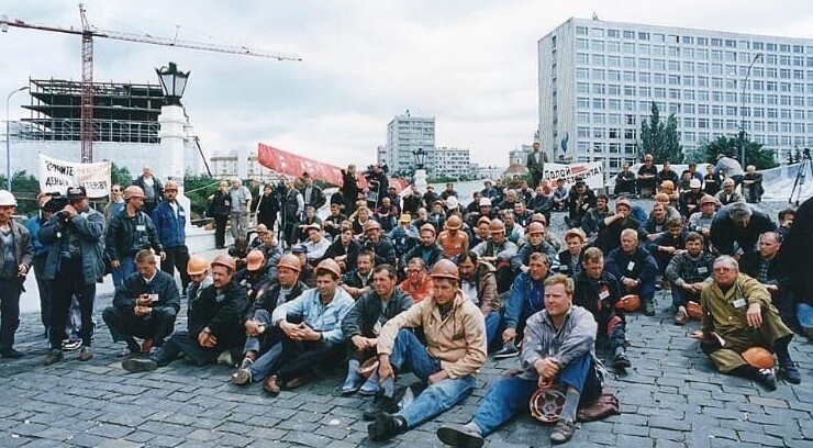 4. Забастовка шахтеров у Дома правительства РФ, Москва, 1998 год