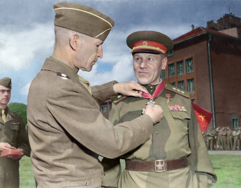 Май 1945-го. Командир 9-й американской армии генерал Уильям Симпсон награждает генерала Александра Горбатова орденом «Легион почёта»