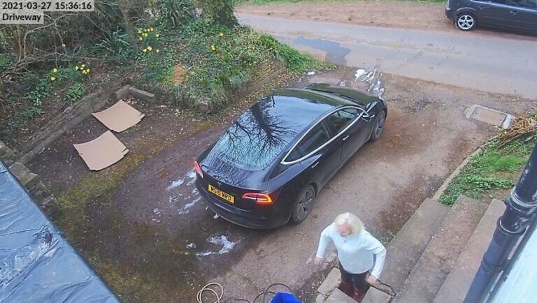 В Англии женщина, мывшая машину, провалилась под землю