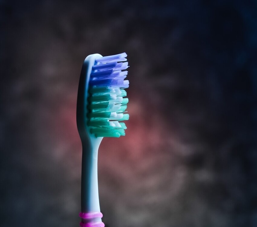 Многие производители зубных щеток делают специальные цветные щетинки и  рекомендуют менять щетку, когда цвет щетинок теряет свою яркость