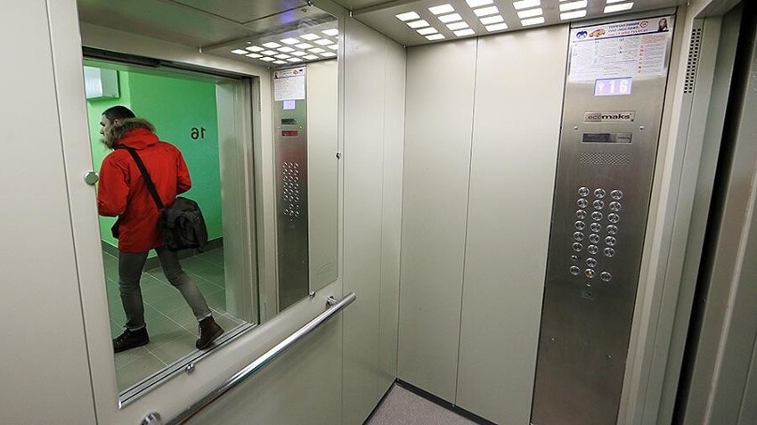 Если вам нужно срочно подняться на лифте на свой этаж, не подбирая по пути иных пассажиров, просто зажмите кнопку своего этажа и не отпускайте пока, пока не доедете