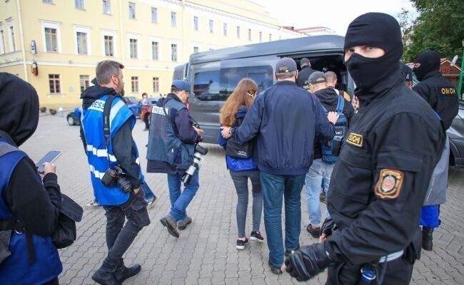 В Белоруссии журналистов, освещающих несанкционированные акции, планируют приравнять к их участникам. Об этом сегодня, 31 марта, заявил председатель общественного объединения «Белая Русь» Геннадий Давыдько. 