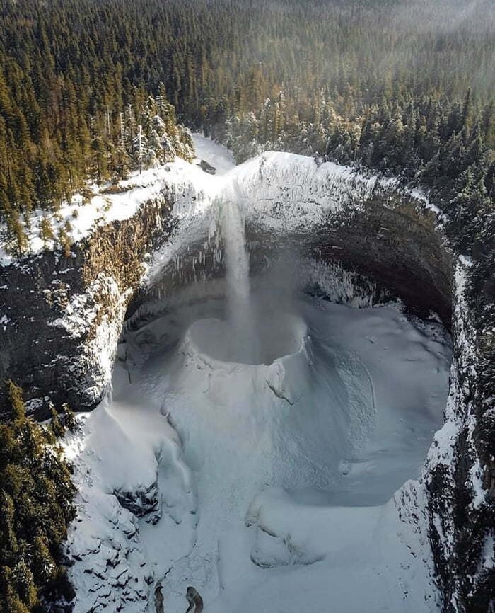 Замерзшая вода образует ледяную корону в Канадском водопаде Хелмкен