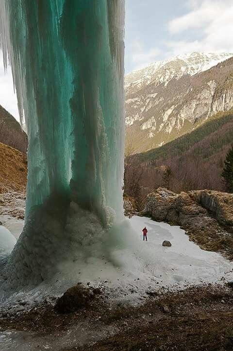 Замерзший водопад