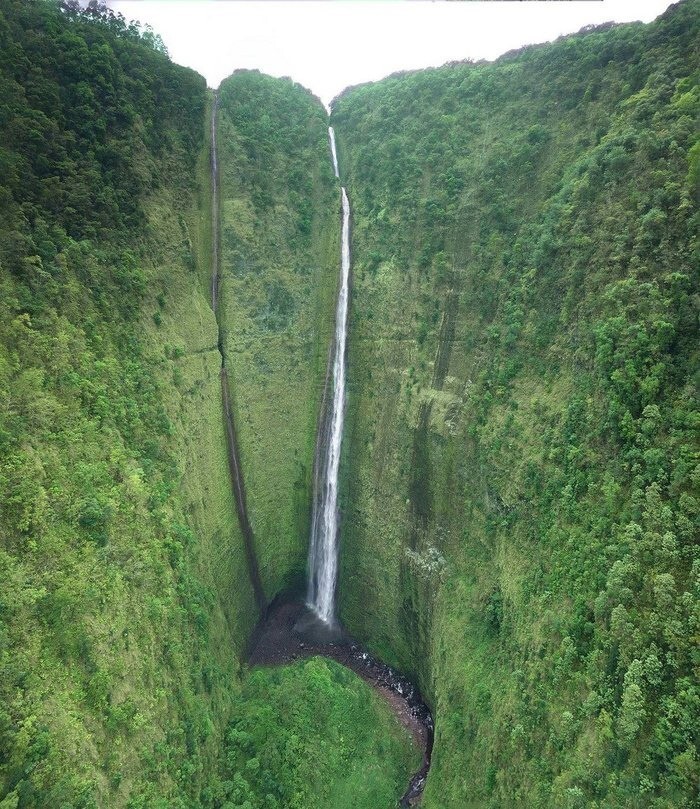 Водопад в вечнозеленой Долине королей на Гавайях