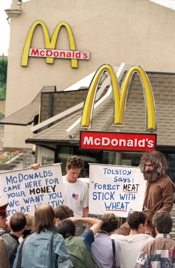 Активисты по защите прав животных из США пикетируют перед московским Макдональдсом, пытаясь доказать россиянам, что мясо для них вредно. 1992 г.