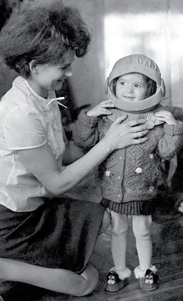 Девочка Лена — первый в мире ребенок, родители которого летали в космос. Дочь космонaвтов Андриана Николаева и Валентины Терешковой