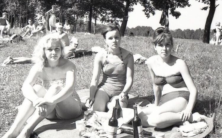 Советские девушки на пляже. Культурно отдыхают с вермутом. СССР, 1970-е