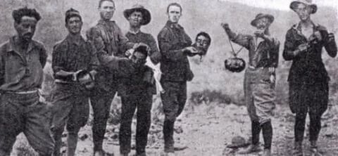 Французские оккупанты в Алжире позируют с отрубленными головами повстанцев. Для них это «трофей»