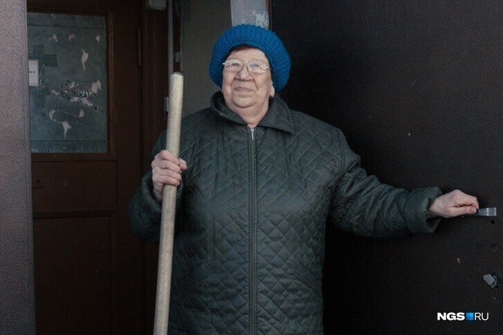 Фаина, 67 лет, работает дворником 13 лет.