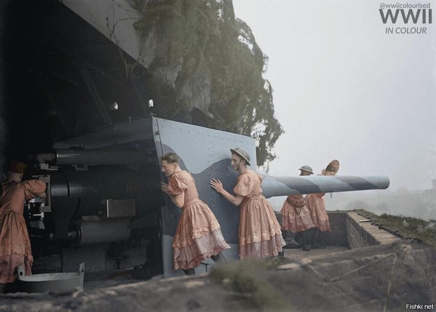 Британские солдаты поднятые по тревоге на батарее в форте Шорнемид в Британии...