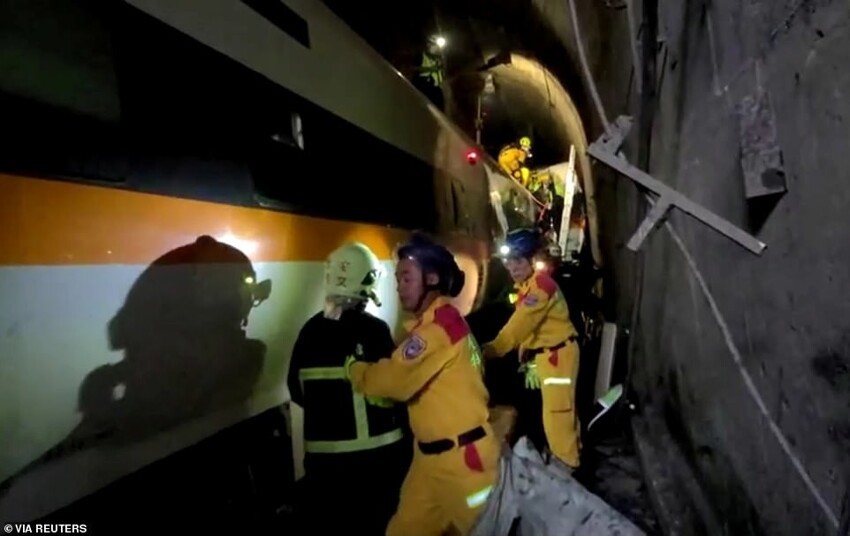 На Тайване поезд врезался в грузовик и сошел с рельсов, не менее 41 человека погибли
