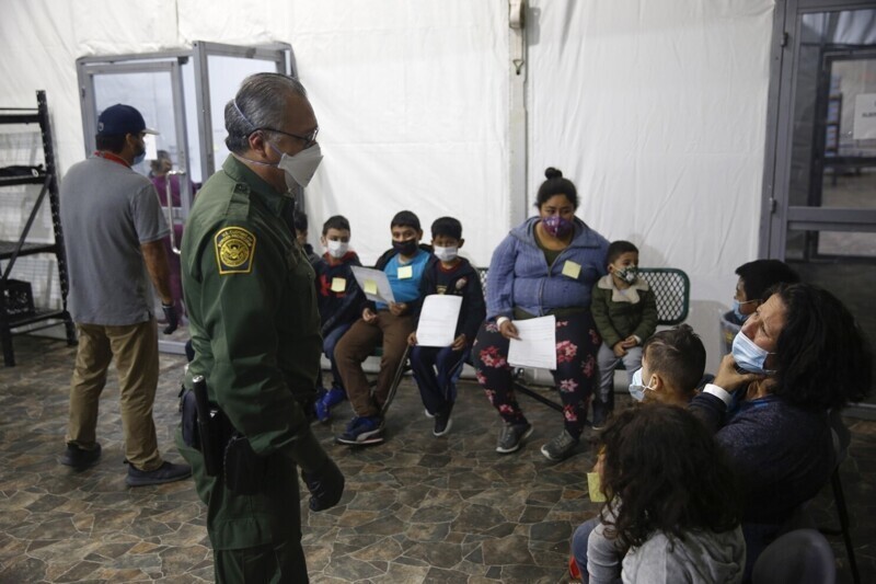 Лагеря на границе: власти США продолжают удерживать тысячи мигрантов