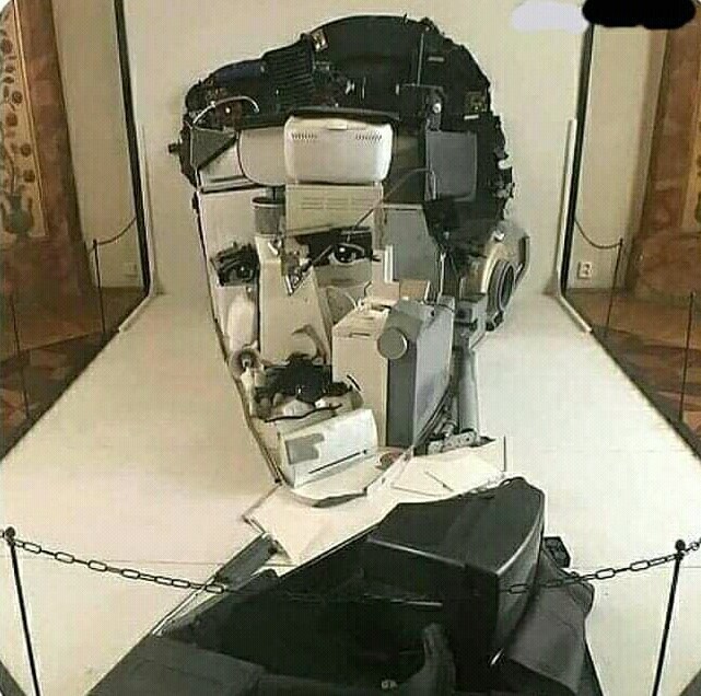 Портрет Николы Тесла, сделанный из электрических приборов
