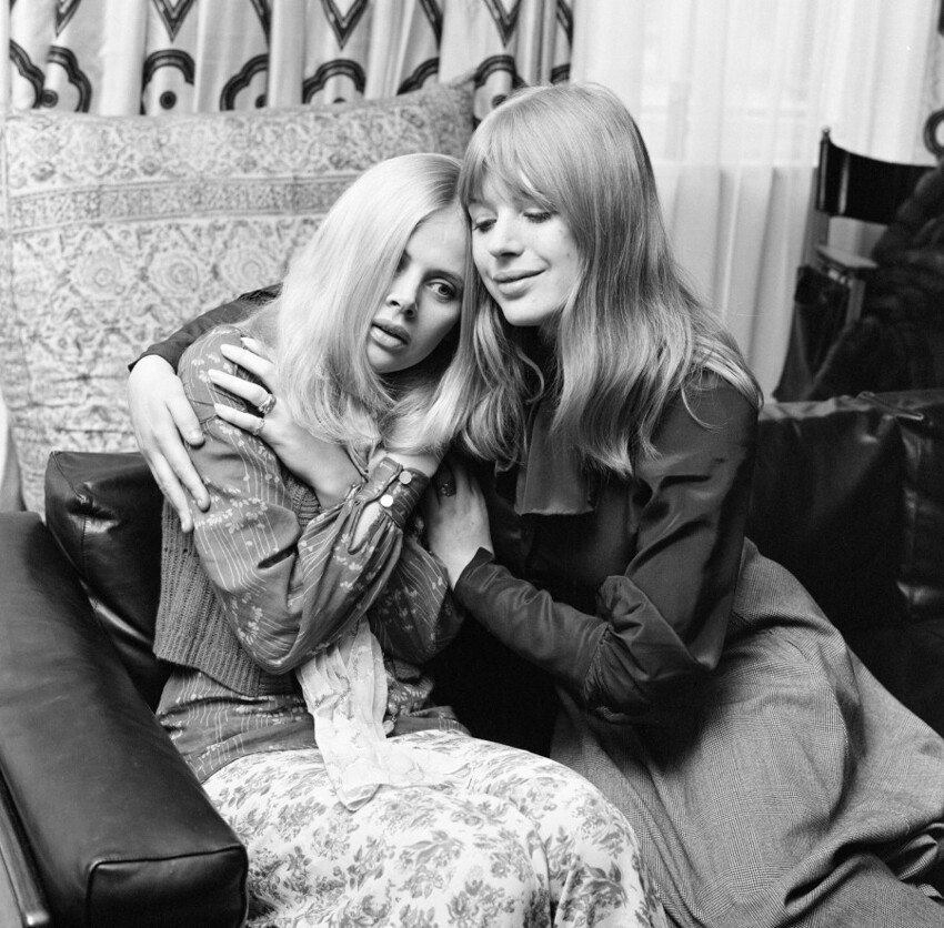 14 апреля 1971 года. Бритт Экланд и Марианна Фейтфулл на репетиции пьесы Августа Стриндберга «Кто сильнее» (Den starkare). Фото George Greenwell.