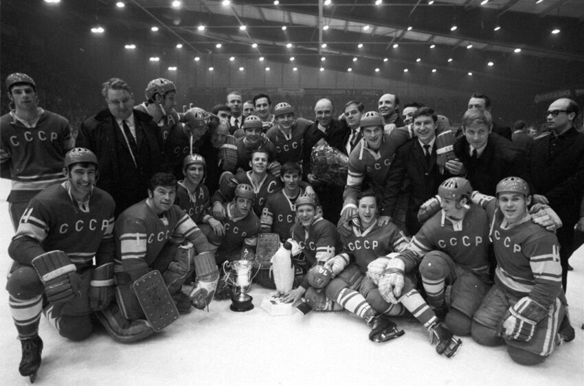 3 апреля 1971 года. Женева. Чемпионат мира по хоккею. Сборная СССР после победы над шведами в финале.