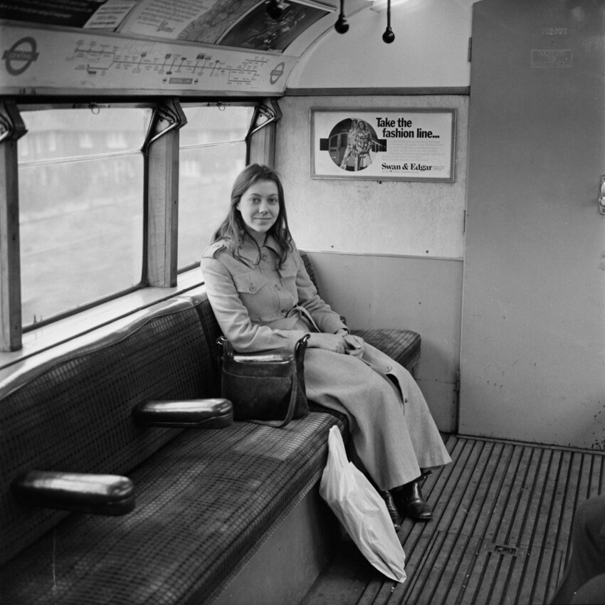 1 апреля 1971 года. Британская актриса Дженни Эгаттер в лондонском метро.