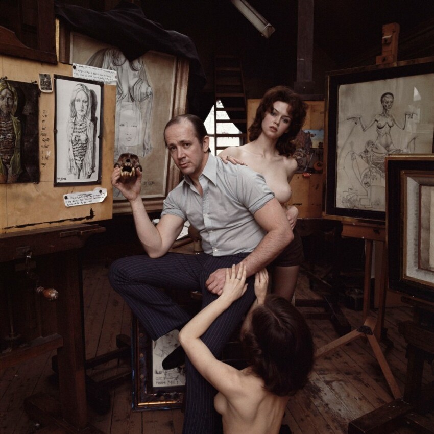 15 апреля 1971 года. Лондон. Художник Луи де Вет в своей студии со своими моделями.
