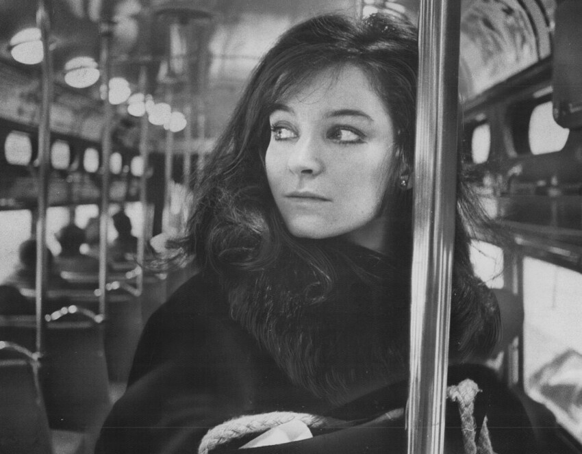 13 апреля 1971 года. Торонто, трамвай. Канадская актриса Мэри Резерфорд. Фото Frank Lennon.