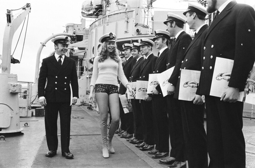 Апрель 1971 года. Победительница конкурса «Мисс Горячие Шорты», таблоида Daily Mirror, Джози Ховард на военно-морской базе в г. Росайт, Шотландия.