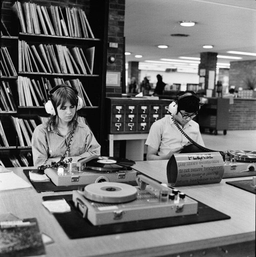 Апрель 1971 года. Студенты Мичиганского университета в фонографическом зале публичной библиотеки Анн-Арбора.