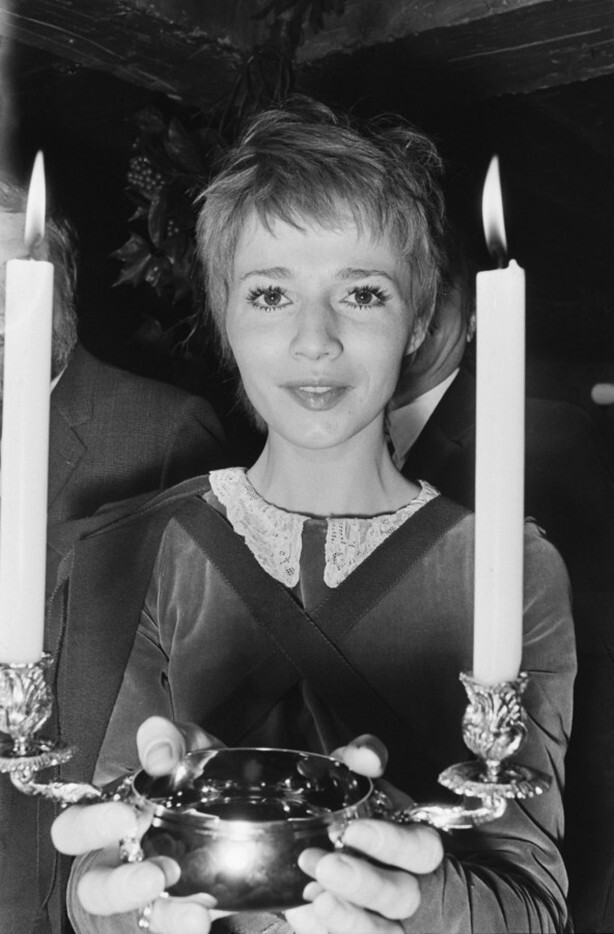 28 апреля 1971 года. Париж. Французская актриса Катрин Журдан с призом «Бистинго» (ежегодная премия, присуждаемая молодой, «подающей надежды» актрисе).