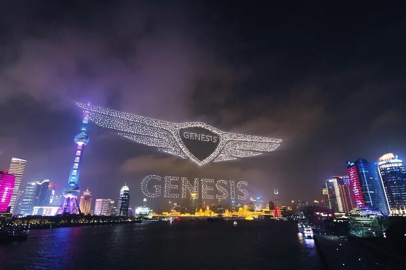  В ночном небе Шанхая, Китай, светящиеся дроны, которых было 3281 штука, выглядели действительно завораживающе