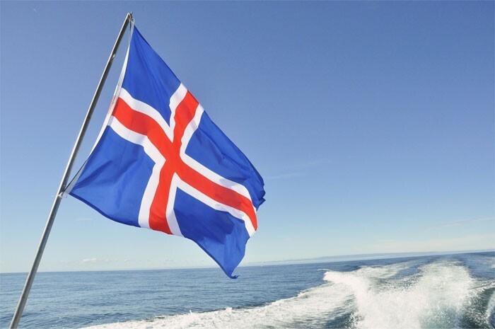 19. Цвета флага Исландии символизируют три элемента ландшафта страны