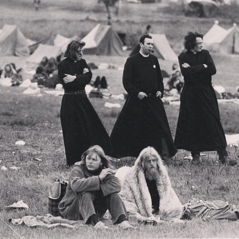 Cвященники и хиппи в одном месте, Гластонбери, 1971 год.