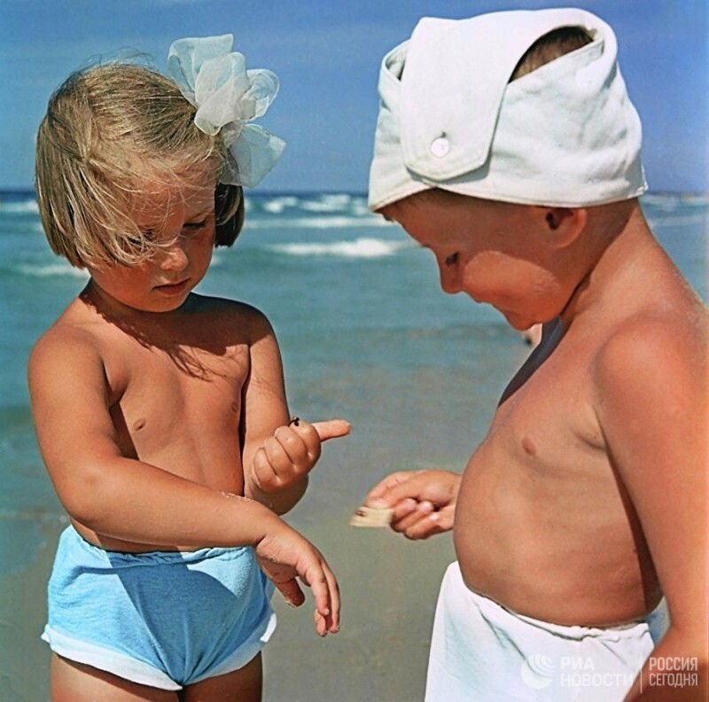 Дети на берегу Балтийского моря в литовском курортном городе Паланга, 09.07.1960 г.
