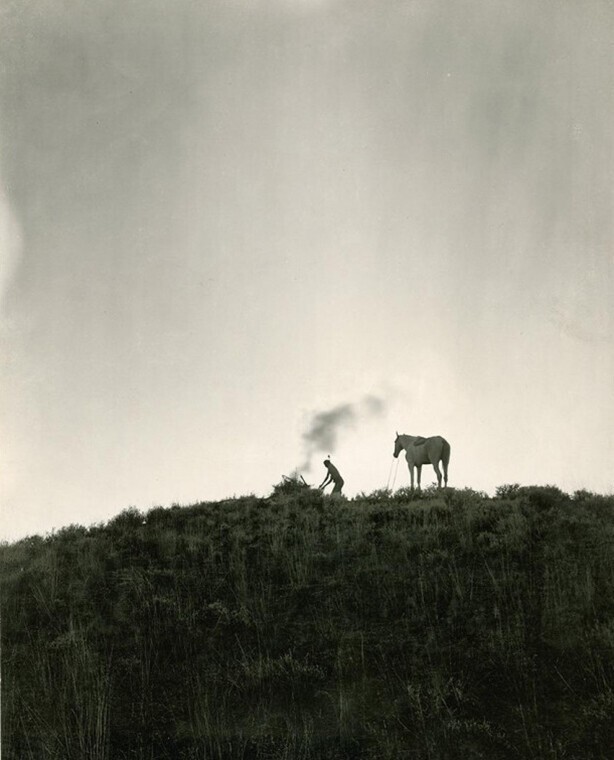 Индеец посылает сигналы дымом. Монтана, 1909 г.