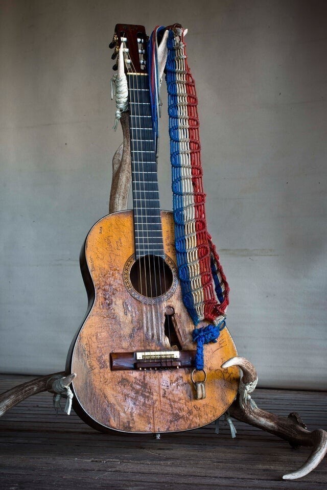 Гитара, на которой играли 45 лет подряд