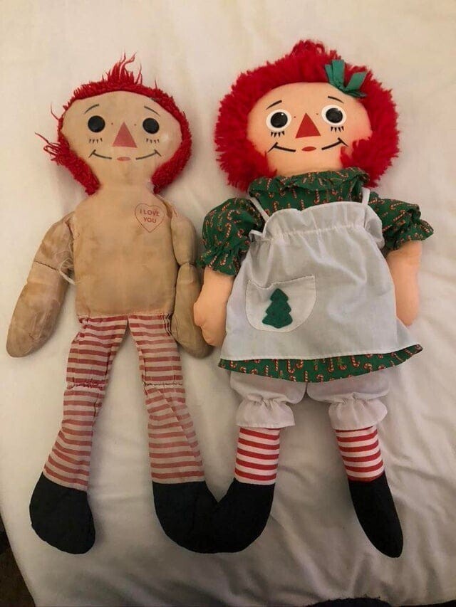Кукла, с которой играли 32 года, и её новенькая сестра