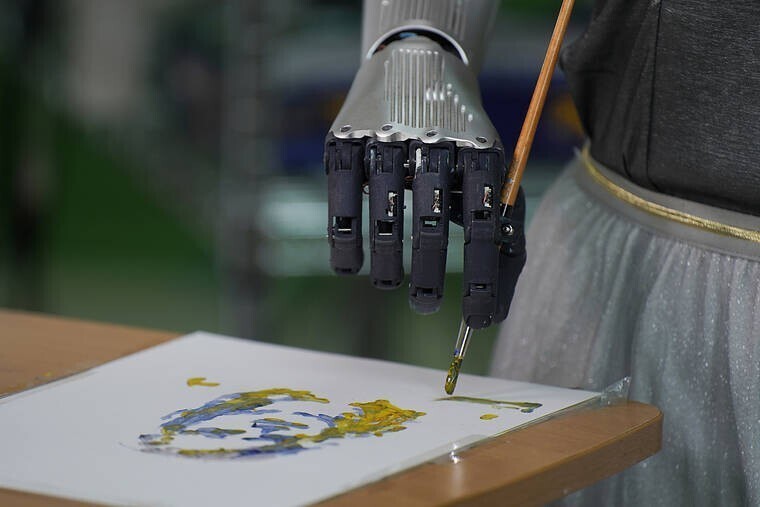 Автопортрет робота продан почти за 700 тысяч долларов