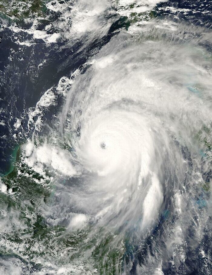 Во время урагана "Иван" в 2004 году в Мексиканском заливе датчики давления на дне океана зафиксировали волну высотой 27 метров. После изучения этого случая, эксперты определили, что во время урагана волны достигали 40 метров