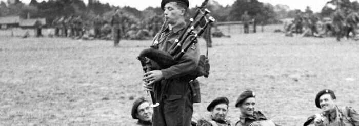 Шотландский солдат Билл Миллин ходил по пляжам Нормандии в День "Д" и играл на волынке. Два пленных немецких снайпера позже рассказали, почему в парня не стреляли. Они решили, что он просто "dummkopf" - или просто болван
