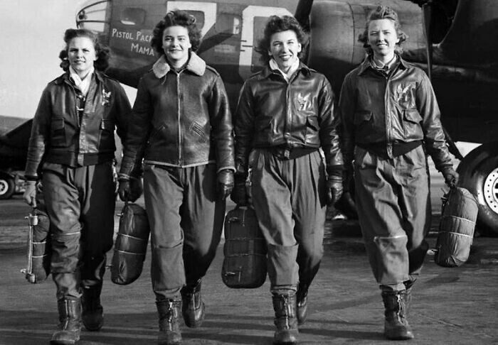 Когда во время Второй мировой США столкнулись с нехваткой пилотов, была запущена программа WASP по подготовке женщин-пилотов. Тогда добровольно летать на военных самолетах вызвались 1100 женщин