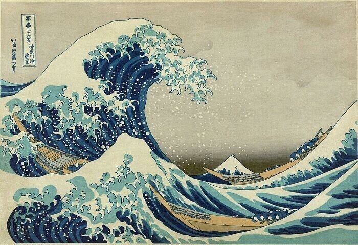 Знаменитая японская картина, где изображена волна - часть серии из 36 картин, на которых нарисована гора Фудзи с разных точек обзора